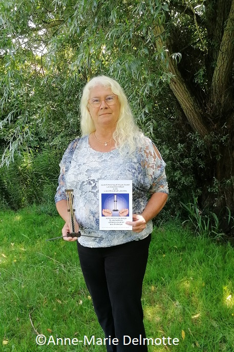 Anne-Marie Delmotte avec son guide pratique antenne Lecher